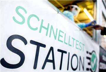 Die Aufschrift „Schnelltest Station“ steht am Container einer Teststation