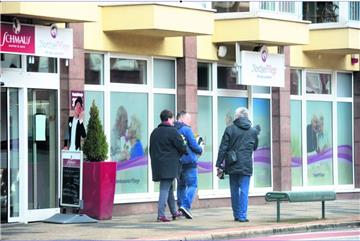 Fahnder der Kripo haben am Donnerstag die Geschäftsräume der Nordsee-Pflege in Bremerhaven und Cuxhaven durchsucht. 