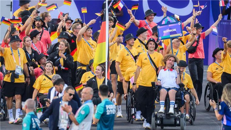 Paralympics-Eröffnungsfeier: Nachdenklich und spektakulär Fahnenträger Edina Müller und Martin Schulz (beide vorne M) erreichen die Place de la Concorde.