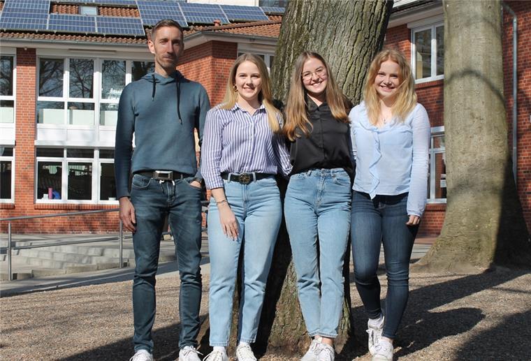 Fahren gemeinsam zum Finale des Bankenplanspiels nach Berlin (von links): Lehrer Sven Becker und die Schülerinnen Swantje Stockhoff, Fenike Brandt und Lea Haaren.