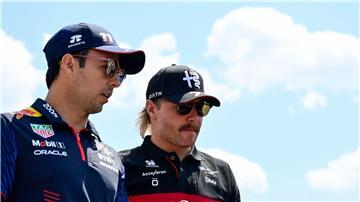 Fahren nächstes Jahr zusammen für Cadillac: Sergio Perez (l) und Valtteri Bottas (Archivbild)