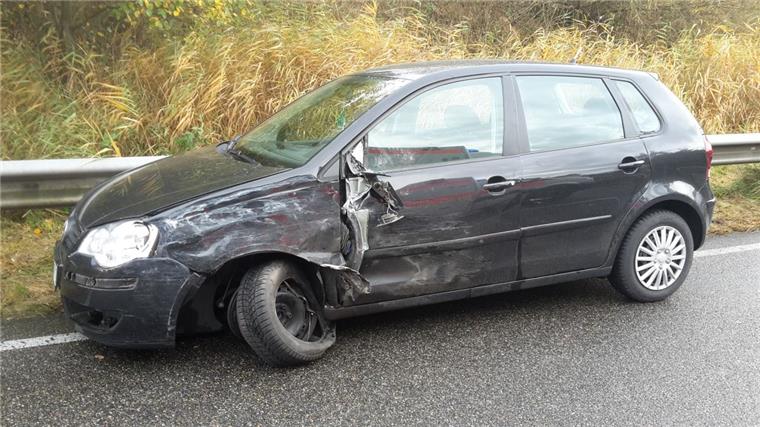 Fahrer und Beifahrer dieses Autos wurden bei dem Unfall auf der B437 leicht verletzt.