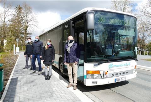 Fahrgäste können an der Haltestelle „Wiemsdorfer Kirchweg“ in Dedesdorf-Eidewarden barrierefrei den Bus nutzen (v. l.): Fynn Hofmann (Gemeinde Loxstedt), Nico Böse (Bauunternehmen Winkler), Jasmin Weißbrodt (Landkreis Cuxhaven) und Bürgermeister Detlef Wellbrock. Grotheer/Gemeinde Loxstedt