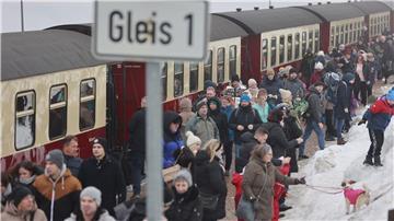 Fahrgäste steigen auf dem Brocken aus dem Zug der Harzer Schmalspurbahnen GmbH.