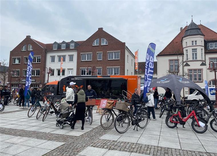 Familiensonntag in Nordenham - Geschäfte laden zum Einkaufsbummel ein Viele Besucher schauen sich Fahrräder und E-Bikes auf dem Nordenhamer Markplatz an