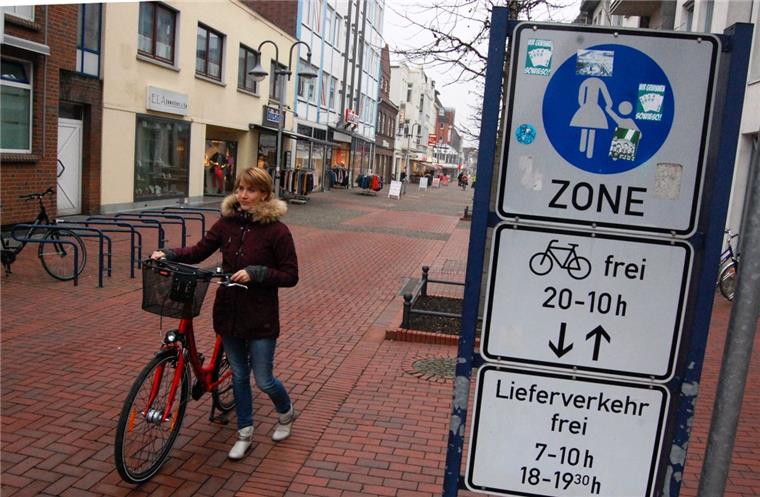 Nordenham: Radfahrverbot in der Innenstadt noch zeitgemäß? Fahrradfahrer, die durch die Fußgängerzone wollen, müssen zumindest tagsüber absteigen. So ist es auch in anderen Städten geregelt. Doch viele halten sich nicht an das Radfahrverbot. In Wittmund wird es deshalb testweise ausgesetzt. Eine Option für Nordenham?