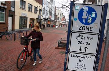 Fahrradfahrer, die durch die Fußgängerzone wollen, müssen zumindest tagsüber absteigen. So ist es auch in anderen Städten geregelt. Doch viele halten sich nicht an das Radfahrverbot. In Wittmund wird es deshalb testweise ausgesetzt. Eine Option für Nordenham?