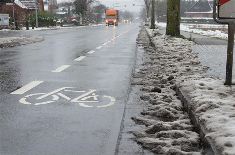 Wilstedt: Fahrradfahrer wollen keine Angst mehr haben müssen Fahrradstreifen wie dieser in Zeven könnten in Wilstedt das Radfahren sicherer machen, sind Bürger und Politiker überzeugt. Dort sind die Straßen allerdings deutlich schmaler.