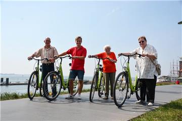 Fahrradtouren am Deich sind nur ein Beispiel für die Treffen, die Lukas Bornschier (2. von links) für ältere Mitmenschen wie Klaus Urner, Johanne Tiedemann (2. von rechts) oder Uschi Edebohls organisieren möchte.