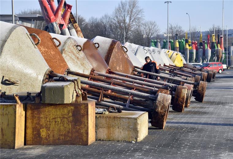 Fahrwassertonnen auf dem Bauhof: Die Markierung der Schifffahrtswege gehört zu den wichtigsten Aufgaben des WSA.