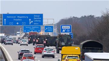 Fahrzeuge der Bundeswehr rollen im dichten Verkehr über die Autobahn A2.