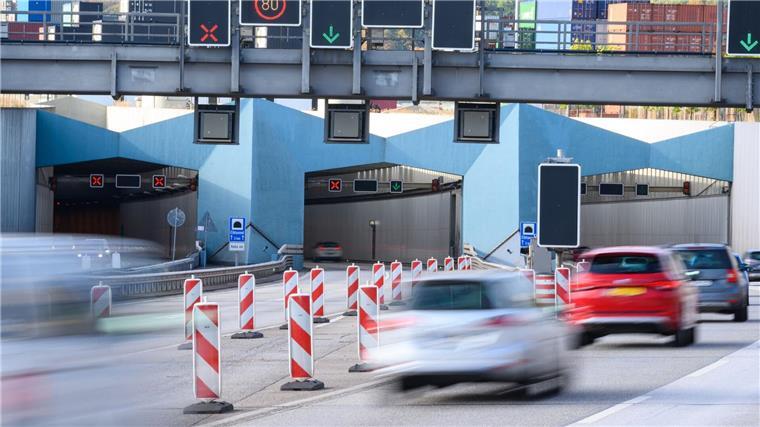 Fahrzeuge fahren auf der A7 in das Südportal des Elbtunnels.