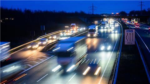 Fahrzeuge fahren über die Autobahn A2 in der Region Hannover.