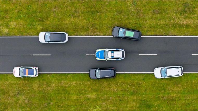 Neue Technik soll Einsatzkräfte auf Straßen besser schützen Fahrzeuge können sich dank „Car2x“-Technik untereinander verständigen.
