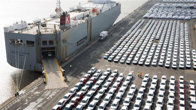 Fahrzeuge stehen im Hafen von Emden zur Verschiffung bereit.