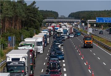 Fahrzeuge stehen im Stau. Ein Waldbrand direkt an der A7 bei Essel hatte zu einem Großeinsatz der Feuerwehr geführt und den Verkehr im Richtung Süden zum Erliegen gebracht.