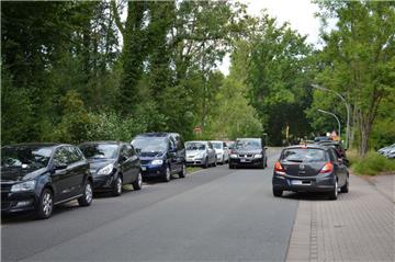 Fahrzeughalter, die ihre Autos auf Straße und Radweg entlang des Sonnenkamps abgestellt haben, müssen nach Verlassen des Naturbades damit rechnen, ein Knöllchen an der Windschutzscheibe vorzufinden, wenn sie den Heimweg antreten wollen.
