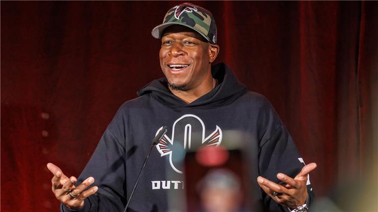 NFL kommt „nach Hause“ mit Bus-Kolonne, Pitbull und Chips Falcons-Coach Raheem Morris freut sich auf das Berlin Game gegen die Indianapolis Colts.