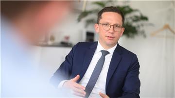 Falko Mohrs (SPD), niedersächsischer Minister für Wissenschaft und Kultur, spricht bei einem dpa-Interview in seinem Büro im Wissenschaftsministerium.