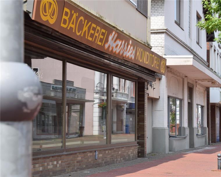 Nordenham: Politik will bald über möglichen Rathaus-Umzug entscheiden Falls die Stadtverwaltung tatsächlich umziehen sollte, dann in einen Neubau an der Ecke Friedrich-Ebert-Straße/Lloydstraße. Zurzeit stehen dort noch diese Häuser.