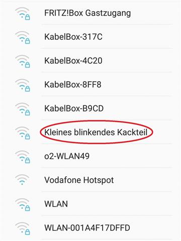 Falls jemand sich fragt, wie das Ding heißt, aus dem das WLAN entspringt: &quot;Kleines blinkendes Kackteil&quot;. - Screenshot: Gassner