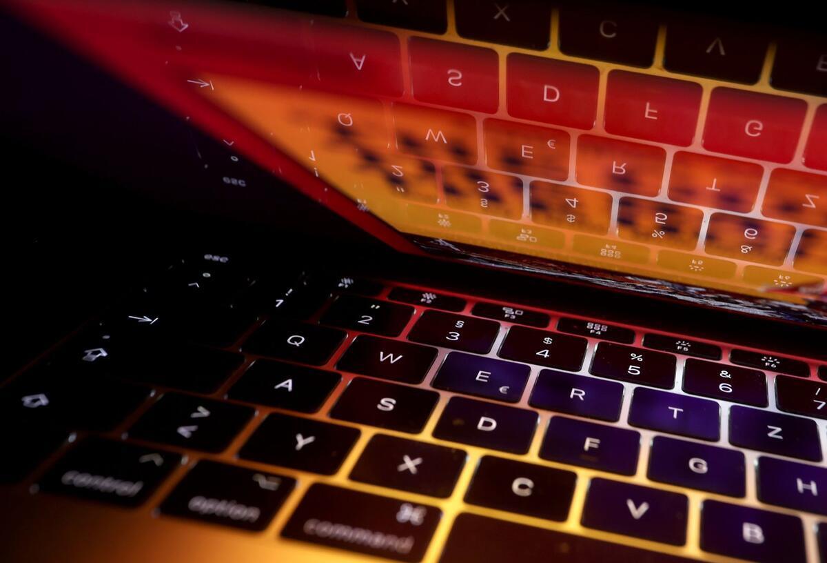 Millionen Betroffene! Phishing: Falsche E-Mails der Deutschen Bank fordern Daten Ein Laptop, mit dramatischem Licht inszeniert.