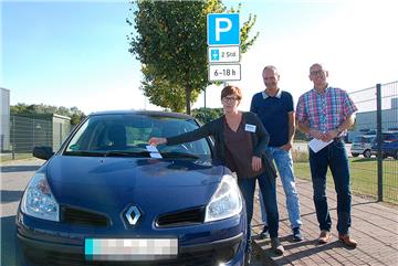 Falschparker müssen künftig in der Gemeinde Loxstedt wie hier im Stoteler Loxpark mit Konsequenzen rechnen (von links): Britta Dee-Brüssel wird für die Gemeinde nach dem Rechten schauen. Der Fachgebietsleiter Jörg Grosse und der parteilose Bürgermeister Detlef Wellbrock stehen voll dahinter.