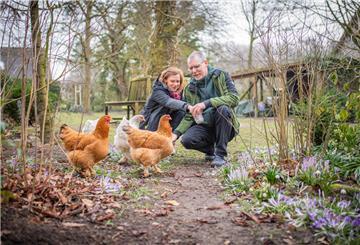 Familie Allhusen in Drangstedt freut sich schon auf die Besucher zur „Offenen Gartenpforte“ im Juni. Die Gäste aus der Region werden nicht nur die Spielarten eines liebevoll gestalteten Wildgartens erleben, sondern auch die fünf Hühner, die Kerstin und Peter Allhusen auch an diesem Morgen füttern.