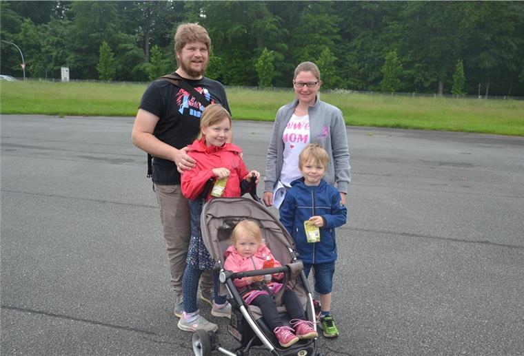 Familie Engelen aus Zeven nahm mit fünf Personen am Wandertag teil: Vater Michel, Mama Sarah und die Sprösslinge Lennja (8), Joris (4) und Nesthäckchen Anneke (1) in der Kinderkarre.