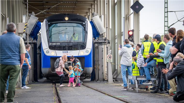 Familie Gottschalk - mit Lisa und Frank sowie den Kindern Runa (6) und Svari (2) packen beim Zugzieh-Wettbewerb an.