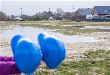 Familie Holst hat ihr Baugrundstück in Dorum gefunden.