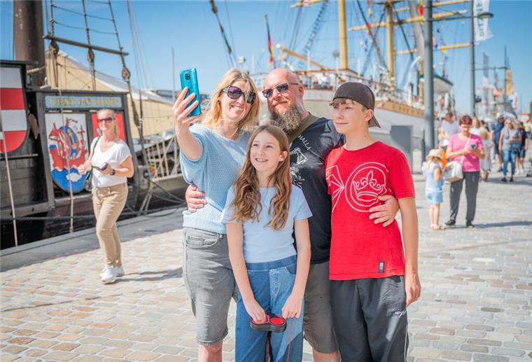 Maritime Tage: Lauter wundervolle Menschen... (Bildergalerie) Familie Holzmann-Jäger aus Hessen machen Urlaub in der Region und sind zufällig auf die Maritimen Tage gekommen.