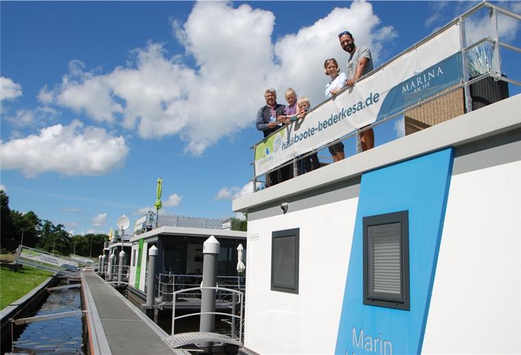 Familie Koller aus Hagen fühlt sich wohl auf dem Hausboot in Bad Bederkesa. Gemeinsam mit Hans-Joachim Frost, Geschäftsführer der Marina Am See, genießen die vier Gäste aus Nordrhein-Westfalen den Ausblick vom Sonnendeck.