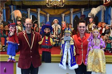 Familie Lauenburger spielt mit wunderschönen, historischen Handpuppen. Nach der Vorstellung können diese auch im kleinen Museum besichtigt werden - kostenlos. 