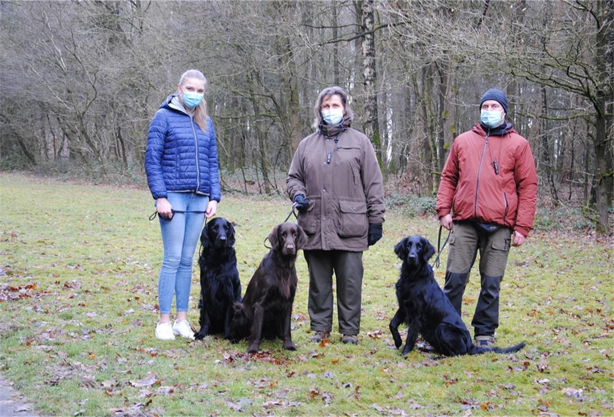Hundetrainer berichtet: Lockdown führt zu Hunde-Käufen Familie Samuelsen aus Zeven geht regelmäßig in die Hundeschule von Günter Mauritz. Die drei Flat Coated Retriever haben dort eine Menge Spaß.