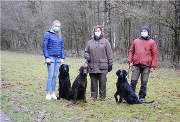 Familie Samuelsen aus Zeven geht regelmäßig in die Hundeschule von Günter Mauritz. Die drei Flat Coated Retriever haben dort eine Menge Spaß.