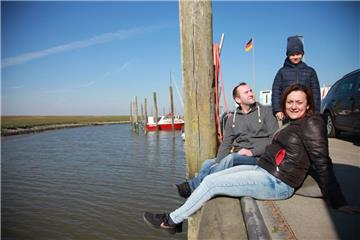 Familie Tomczak aus Nordrhein-Westfalen lässt am Kutterhafen in Spieka-Neufeld die Seele baumeln. Für eine Woche hat sich die Familie in einer Urlauberresidenz in Cappel-Neufeld eingemietet