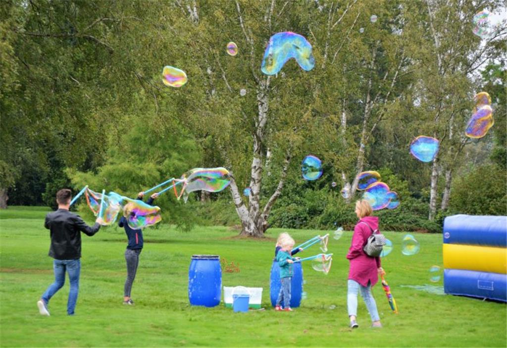 Familien kamen beim Riesen-Seifenblasen-Blasen voll auf ihre Kosten. Foto Scheit...