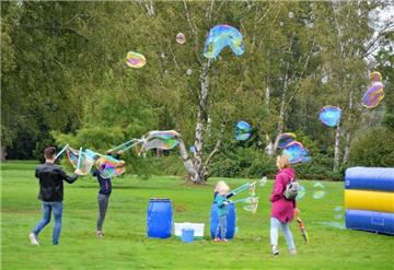 Familien kamen beim Riesen-Seifenblasen-Blasen voll auf ihre Kosten. Foto Scheit...