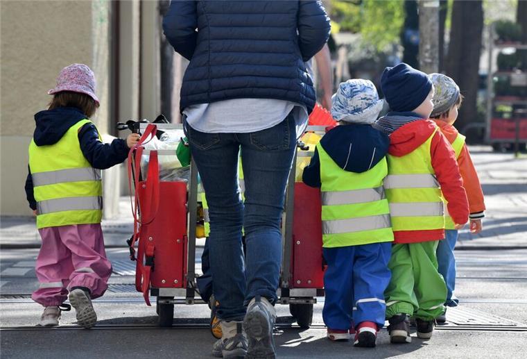 Neue Elterngeld-Regel und mehr Kindergeld: Was Millionen Familien jetzt wissen sollten Eine Mutter mit vier Kindern geht die Straße entlang. Familien sollen durch mehr Kindergeld zusätzlich entlastet werden.