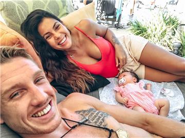 Familienidylle in Thailand: Doch bald will Pascal Schroth wieder als Kampfsportler aktiv sein. Auf unserem Foto chillt der Bremerhaven mit Töchterchen Lyla Aluna und Lebensgefährtin Aldis.