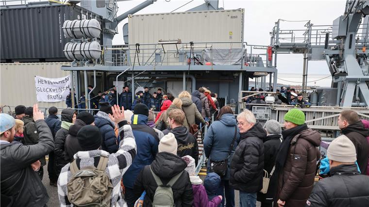 Marineschiffe zurück im Heimathafen Kiel Familienmitglieder und Angehörige gehen an Bord des Tender„Werra“ nach dem Anlegemanöver an einer Mole im Marinestützpunkt Kiel.