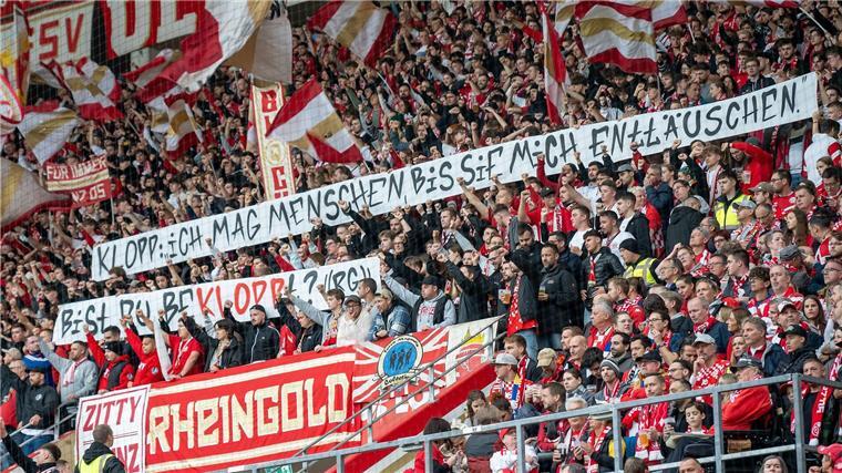 Fan-Proteste in Mainz gegen Klopp-Engagement bei Red Bull Fan-Protest in Mainz: Banner gegen Jürgen Klopp.