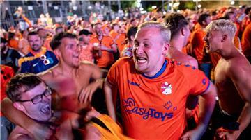 Fans der Niederländischen Nationalmannschaft können sich auf das Halbfinale freuen.