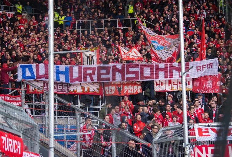 Hopp: DFB kündigt Dialog an Fans des FC Bayern München halten ein Banner mit der Aufschrift „Du Hurensohn!“ gegen Hoffenheim-Investor Dietmar Hopp.