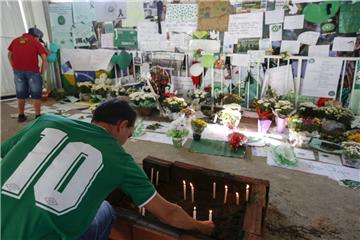 Fans des Fußballclub AF Chapecoense gedenken  der Opfer des Flugzeugunglücks. Der Überlebende Alan Ruschel möchte  möglichst schnell wieder Fußball spielen.