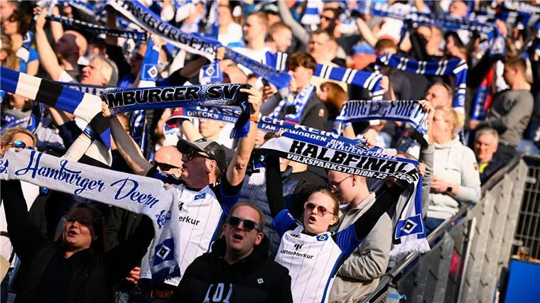 Fans des HSV halten vor Spielbeginn ihre Fanschals in die Höhe.