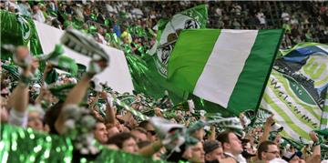 Fans des VfL Wolfsburg haben in der Nacht zu Donnerstag zwei junge Anhänger von Eintracht Braunschweig angegriffen und verletzt. 