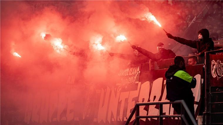 Fans mit Pyrotechnik beim Spiel Hannover 96 gegen Eintracht Braunschweig.