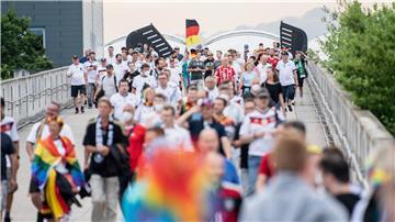 Fans sollen zu den Spielen der Fußball-EM möglichst mit dem Zug anreisen.